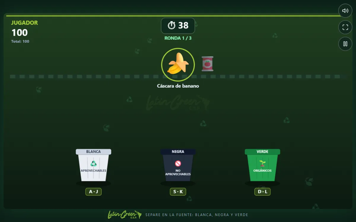 Partida de Eco-Arcade Latín Green en un computador: una cáscara de banano sobre la banda transportadora, el reloj de la ronda 1 de 3 y, abajo, las canecas blanca (aprovechables), negra (no aprovechables) y verde (orgánicos) con sus teclas